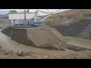 720 ton excavator trapped