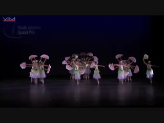 fan dance by chinese ballerinas