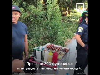 the policeman took the money from the seller of hot dogs