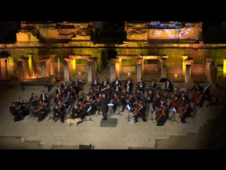 the dog got a standing ovation during the performance of the orchestra