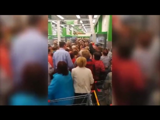 discounts in the hypermarket © video