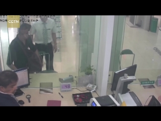 a bank employee saved a hostage by offering himself as a victim © video