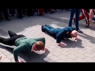 grandfather does push-ups more than young people © video