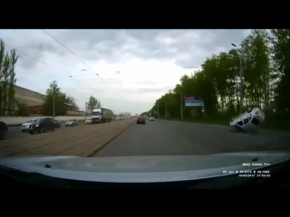 in kazan, a car hit a hatch with a wheel and overturned © video