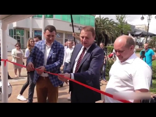 the mayor of sochi kicks the no-name out of the frame © video