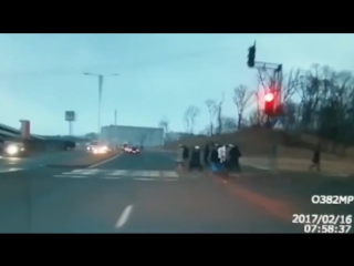 a mini-jeep knocked down a group of pedestrians on russky island © video